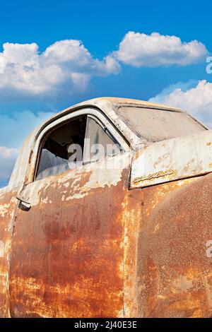 Cars Australia / Old Rusty FJ Holden Utility `s der Goldgräberstadt Clunes aus den 1850er Jahren in Victoria Australia. Stockfoto